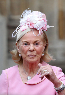 Katalin kenti hercegné (II. Erzsébet brit királynő unokatestvére) is nagy rajongója a gyöngyfülbevalónak és a rózsaszínnek.