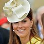 Sárga kabát, feltűnő kalap és visszafogott gyöngyfülbevaló egy  Buckingham-palotában tartott kerti partin.
