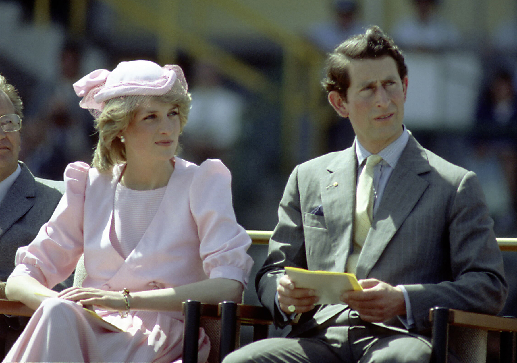 Katalin kenti hercegné (II. Erzsébet brit királynő unokatestvére) is nagy rajongója a gyöngyfülbevalónak és a rózsaszínnek.