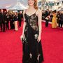Azon viszont kicsit meglepődtünk, hogy Emma Stone is bevállalt egy ilyen villantós Alexander McQueen ruhát.