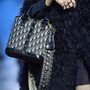 Vastag pántokkal látták el a Dior táskákat a szezonban.