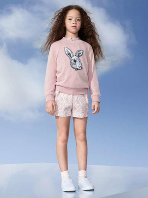 Kár, hogy ezt a nyulas pulóvert csak gyerek méretben dobják piacra. A pulóver 23 dollár, kb.6596 forint, a rövvidnadrág 18 dollár, kb.5162 forint.


