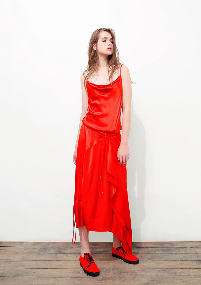 Vörös szőnyeg esélyes ez a lábvillantós Szegedi Kata ruha!