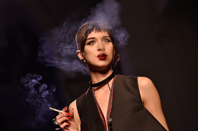Cigiző modellek Jean Paul Gaultier tavalyi kifutóján.