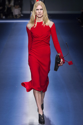 Piros egyrészes a Versace kifutóján.