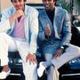 A Miami Vice stylistjainak köszönhetően minden férfi úgy akart öltözni a 80-as években, mint Don Johnson: pasztell színű túlméretezett zakó, izompóló, buggyos nadrág és zokni nélkül felvett makkos cipő.