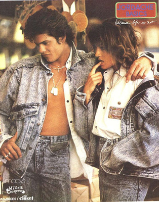 A tréningruha trend sajnos visszakúszott az utcai divatba. A 80-as években annyira menőnek számított, hogy nemcsak a külvárosi edzőtermekben, de szinte mindenütt jelen volt, ebben jártak boltba és dolgozni is az emberek.