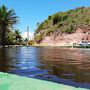 Ez itt már Cumuruxatiba a folyó az egyik gát, aminél rendszeresen zajlik kocsimosás, de örömmel lubickolnak is a vízelvezetőben a helyiek. 