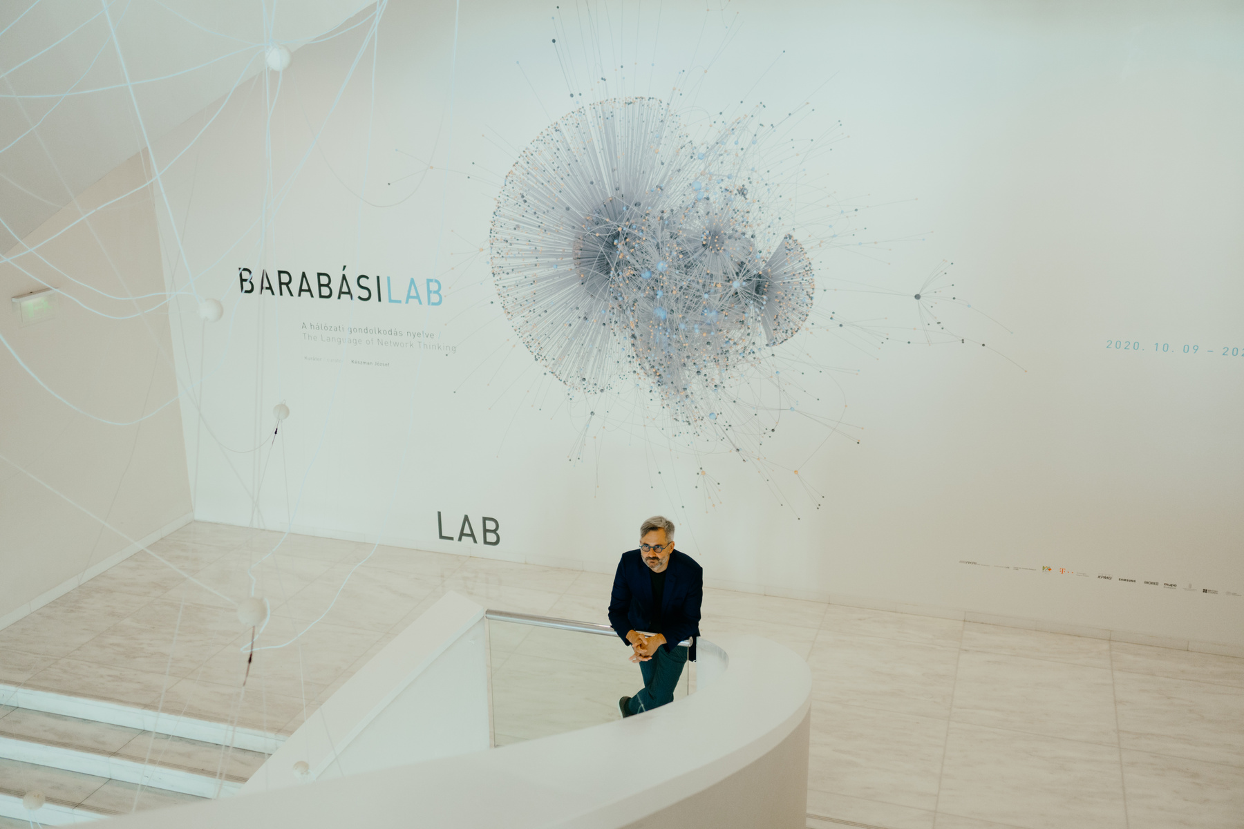 A BarabásiLab adatvizualizációi a Ludwig Múzeumban