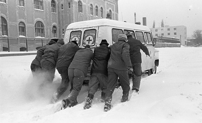 A Markó utcában parkoló mentőautókat vastag hó lepte be néhány óra leforgása alatt 