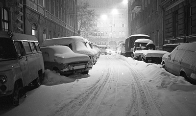 A Markó utcában parkoló mentőautókat vastag hó lepte be néhány óra leforgása alatt 