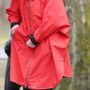 A norvég királynénak az időjárás is gyakran feladja a leckét, de egyébként sem a merev klasszikus stílusban öltözők közül való